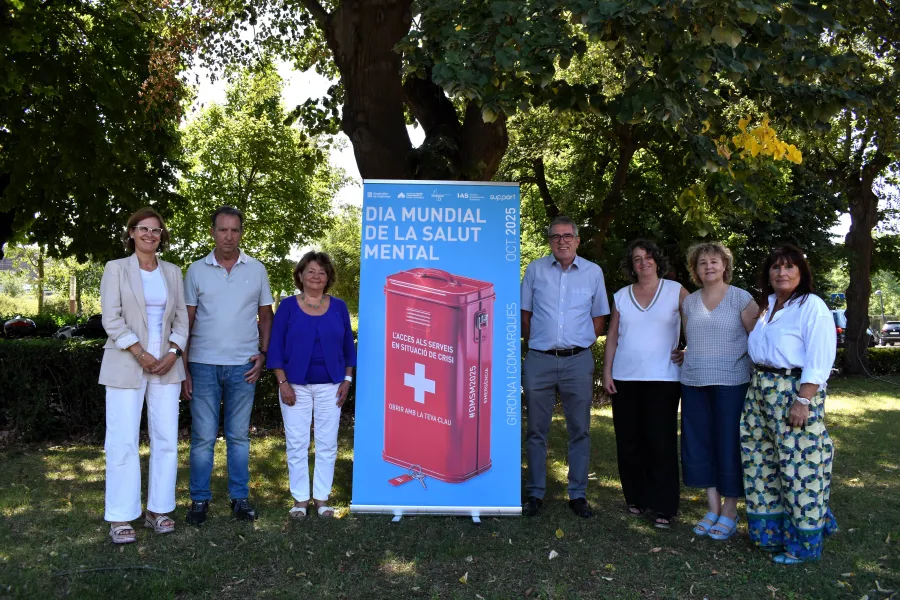 Els representants de l'IAS, de Família i Salut Mental, Support-Girona i Fundació Drissa presenten la imatge de campanya als jardins del Parc Hospitalari Martí i Julià de Salt